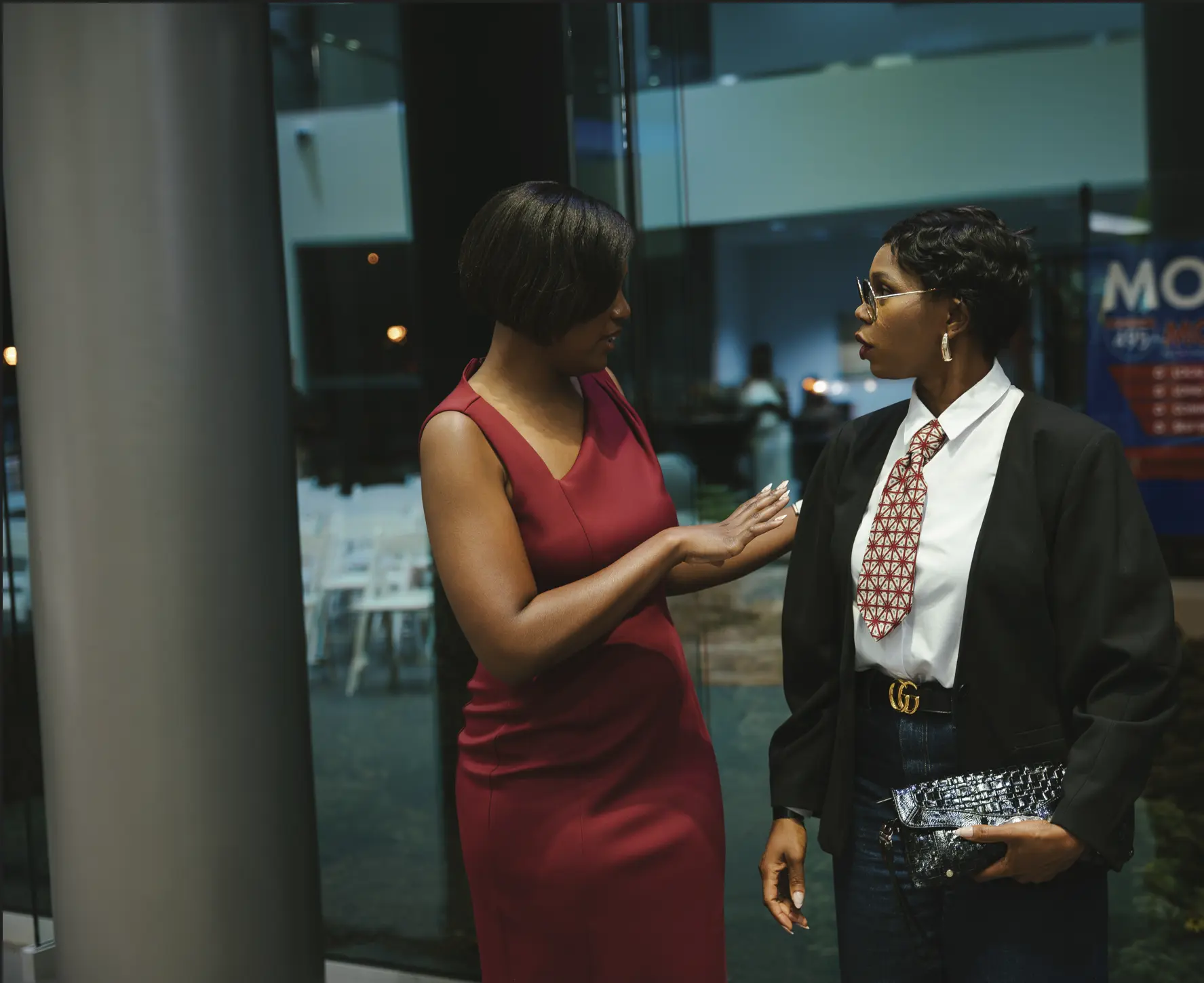 Two guests in a one-on-one conversation at a Success Nothing Less event